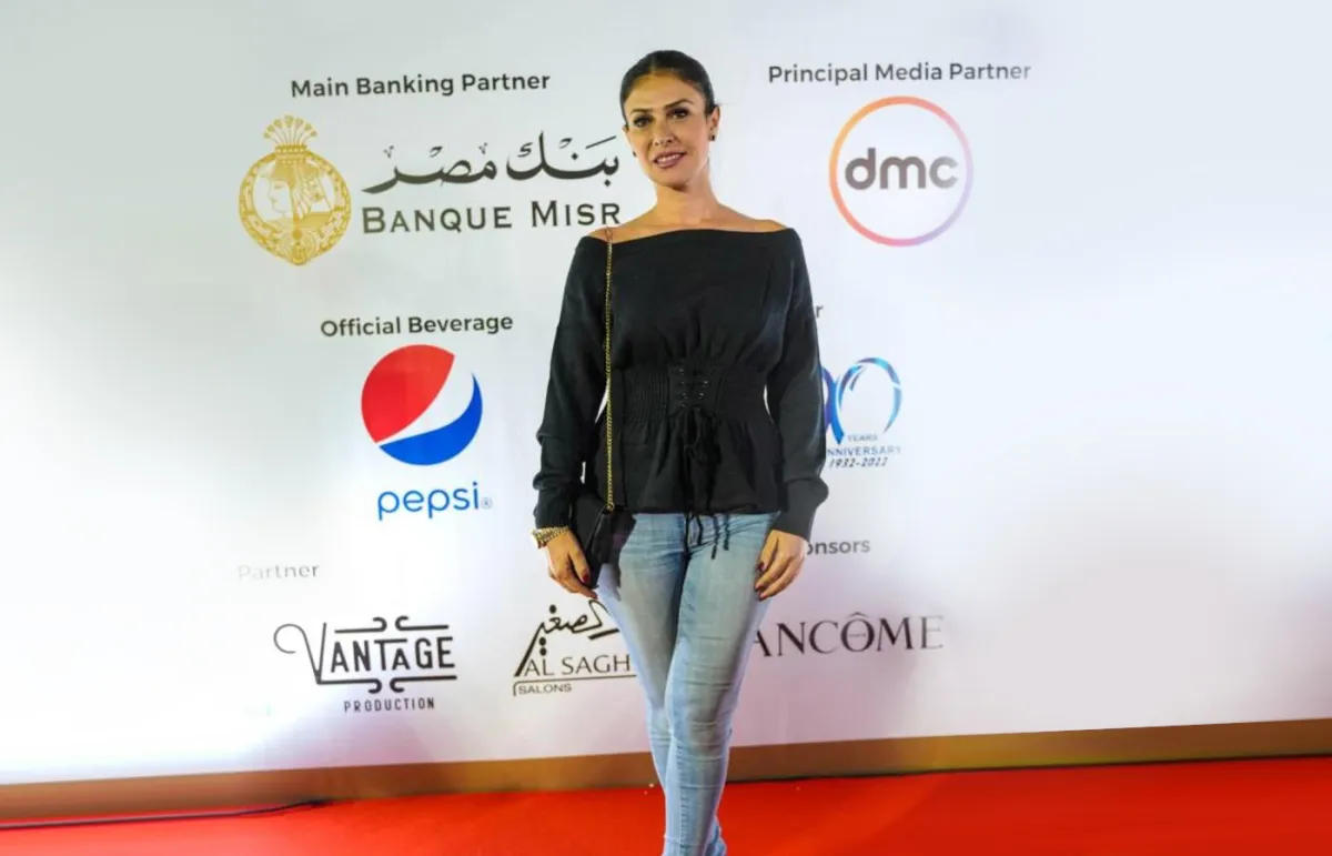 بسمة حسن ترتدي السروال من الدنيم 