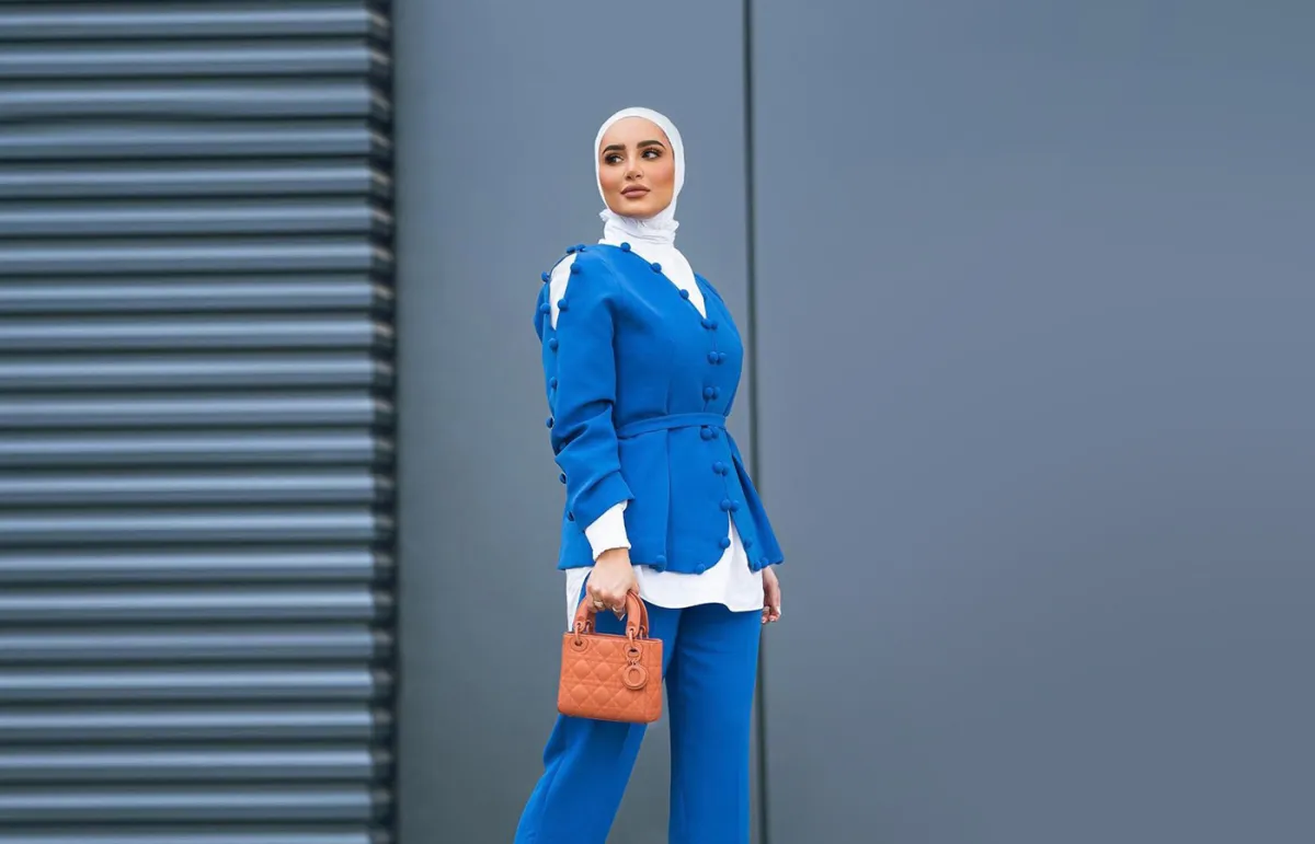 دلال الدوب بالبنطلون المستقيم