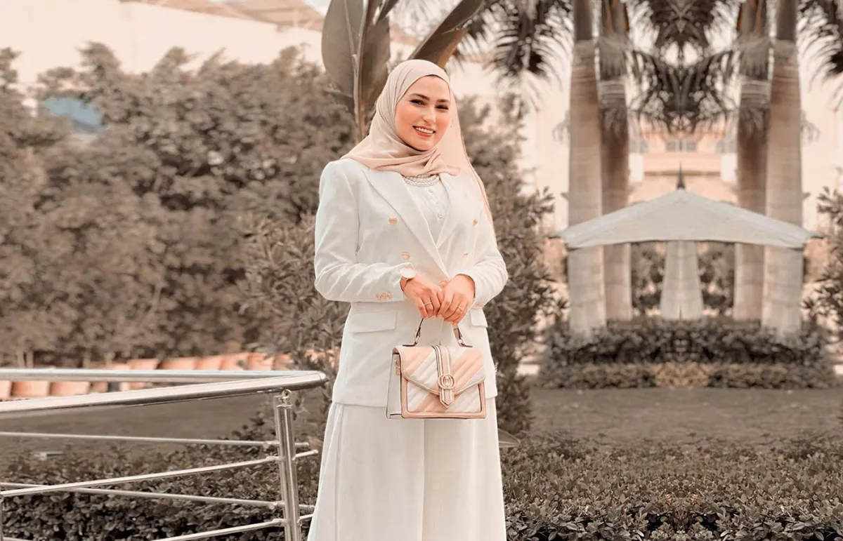 وفاء عز الدين بإطلالة أنيقة