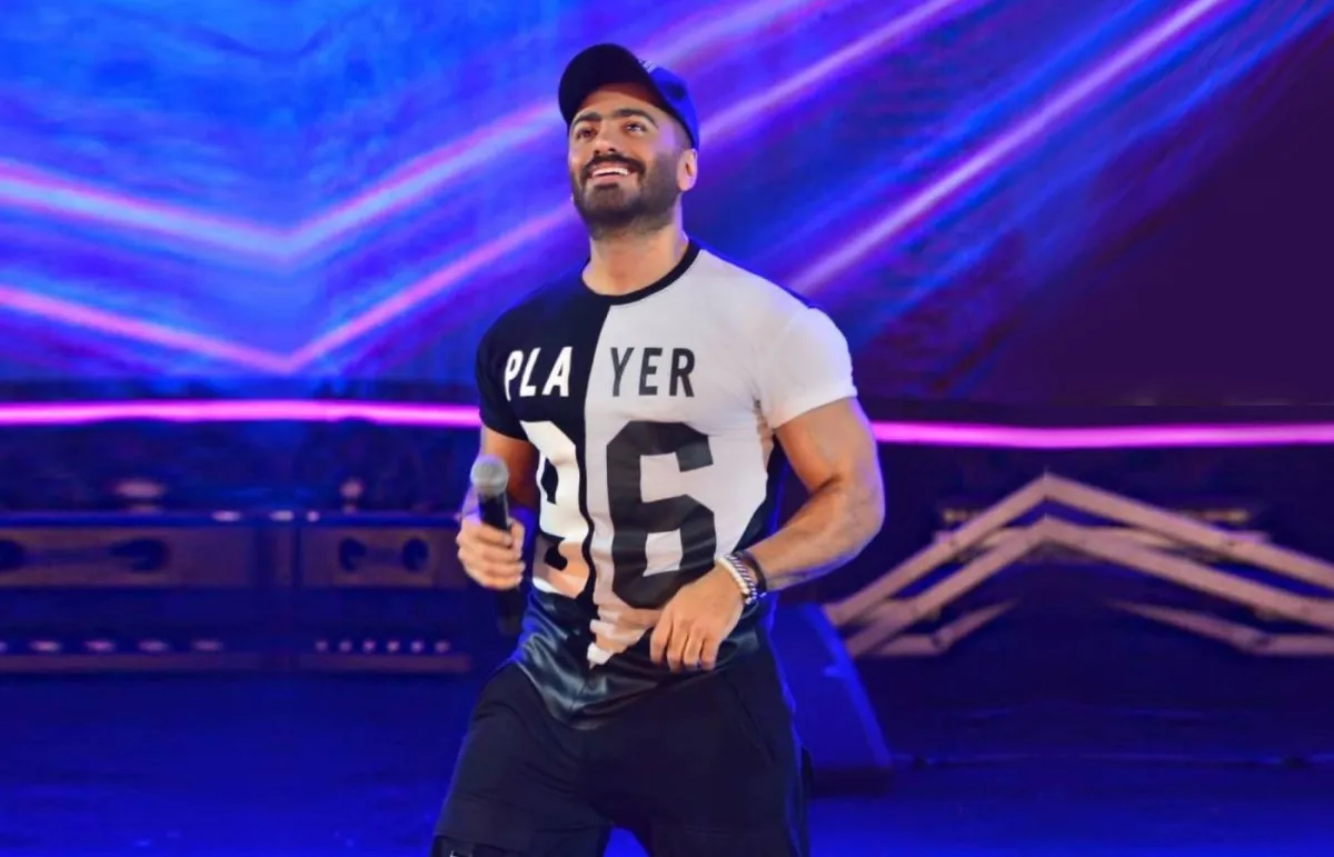 إطلالات شبابية من تامر حسني