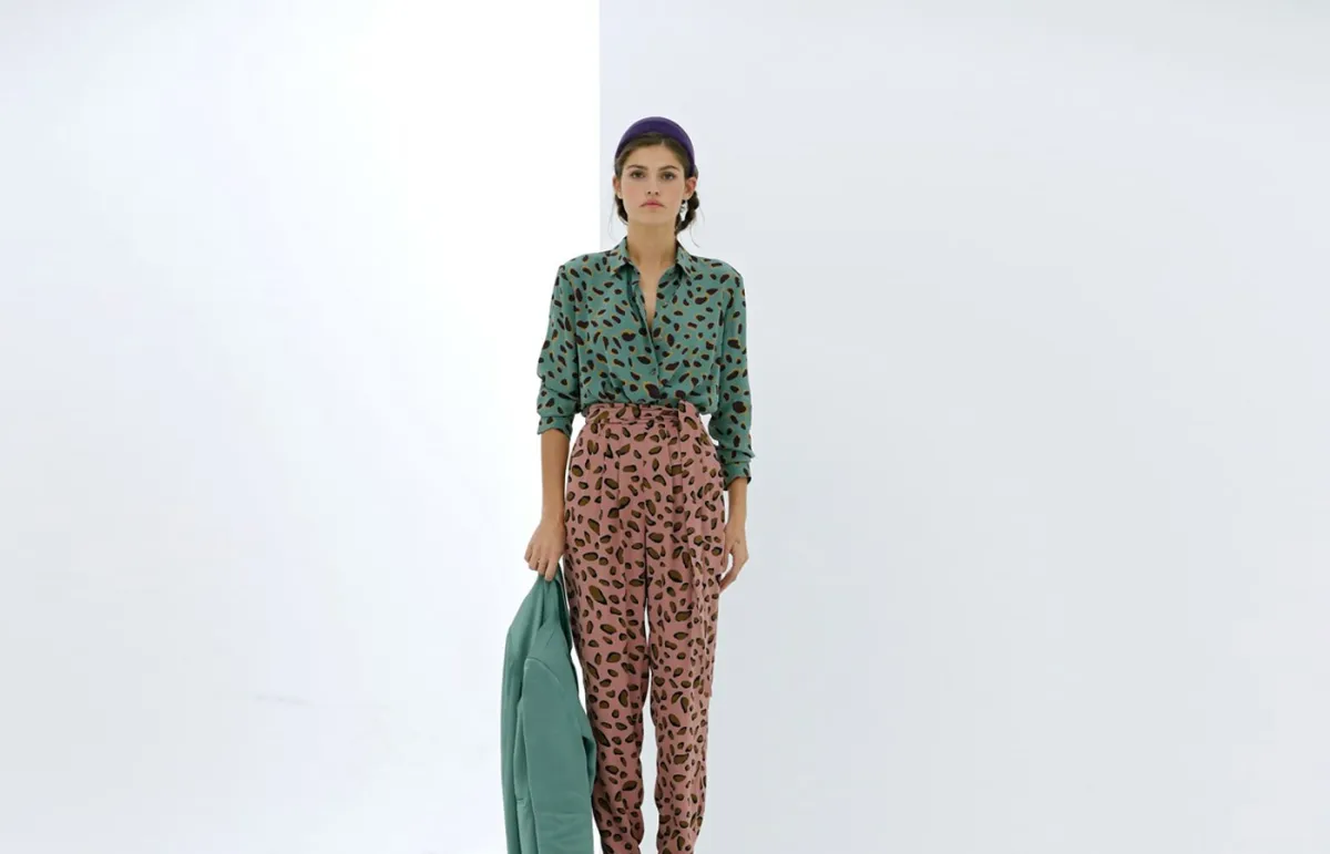 تنسيق السراويل المطبعة لخريف 2022 من إز كامينغ Is Coming