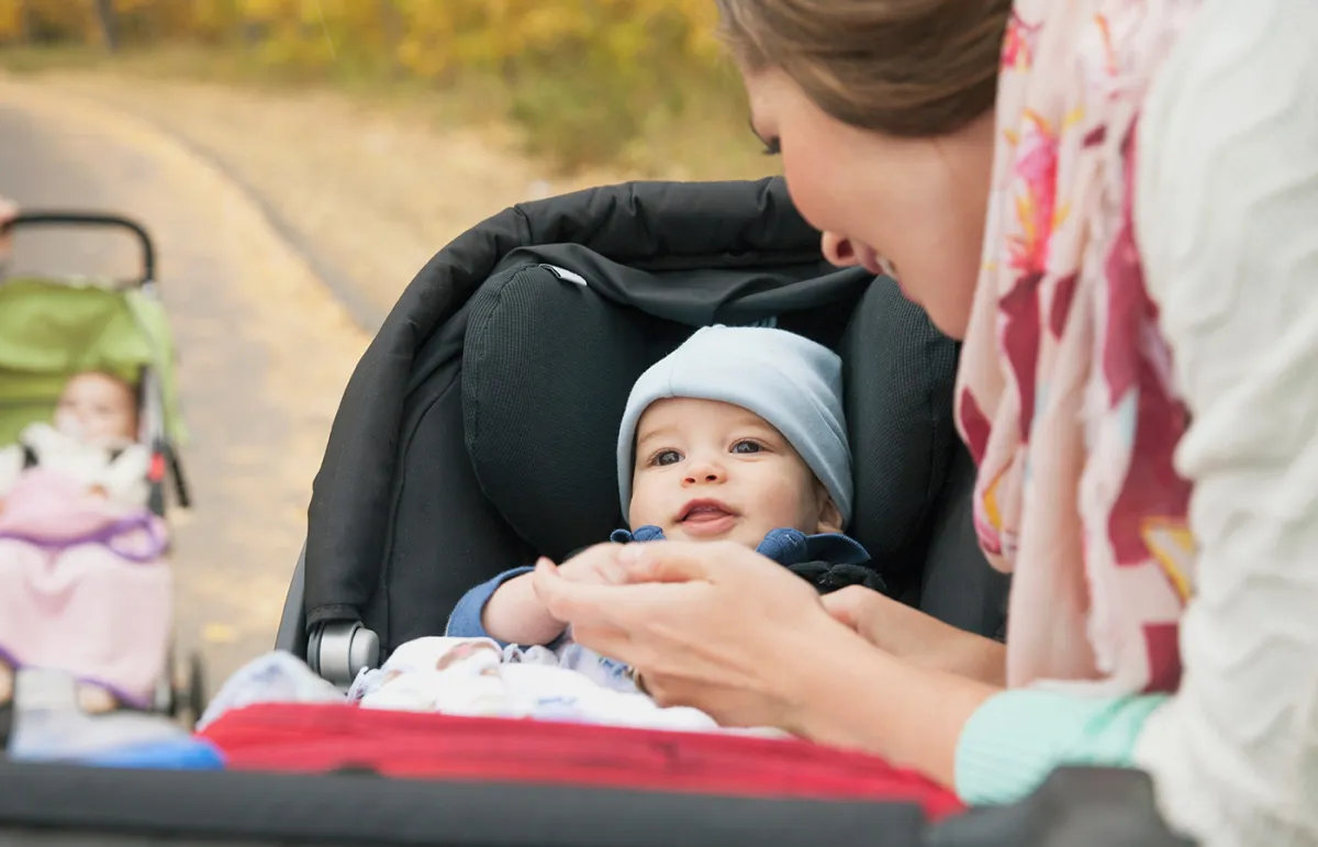 احتياطات لجلوس الطفل في العربة