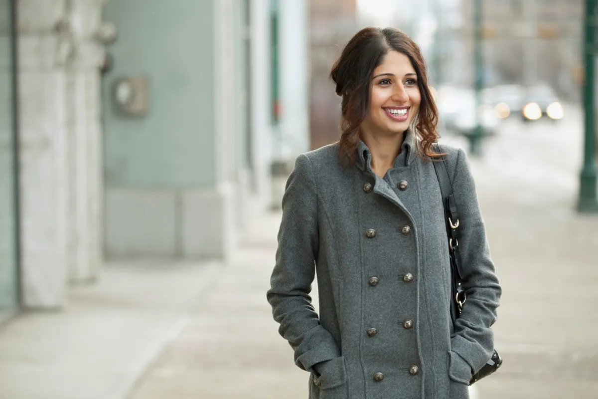 امرأة ترتدي معطفًا مُناسبًا للفترة الصباحيّة