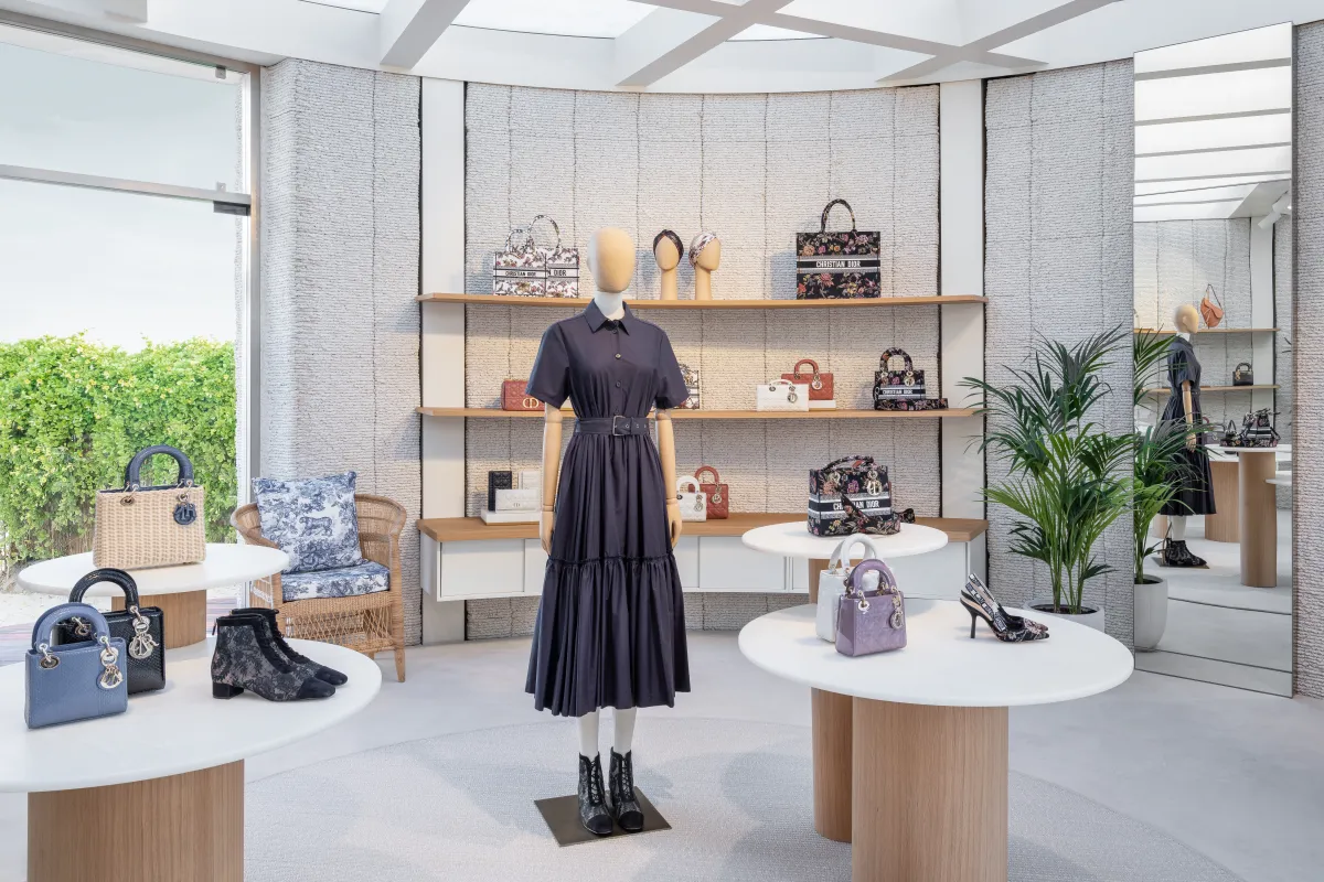 "ديور" تعيد افتتاح متجرها المؤقّت الفريد  في نادي "ناموس" الشاطئي في دبي