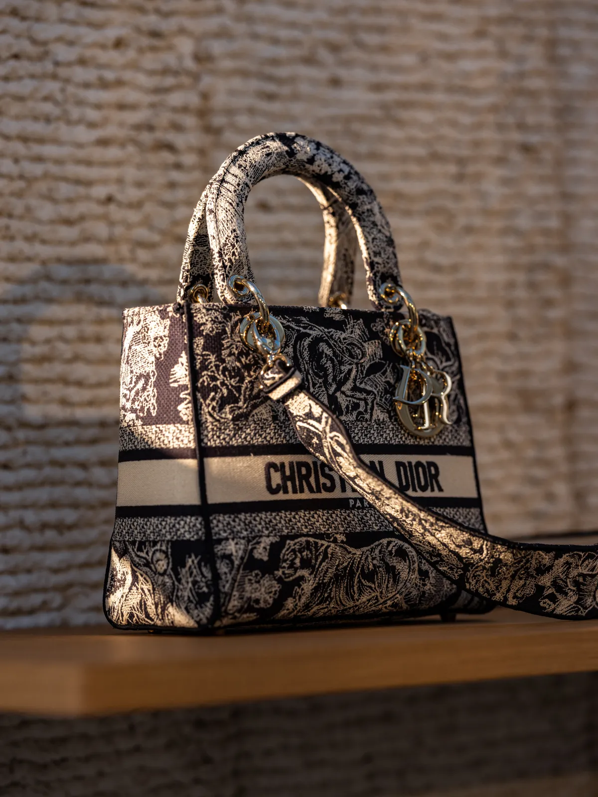 "ديور" تعيد افتتاح متجرها المؤقّت الفريد  في نادي "ناموس" الشاطئي في دبي