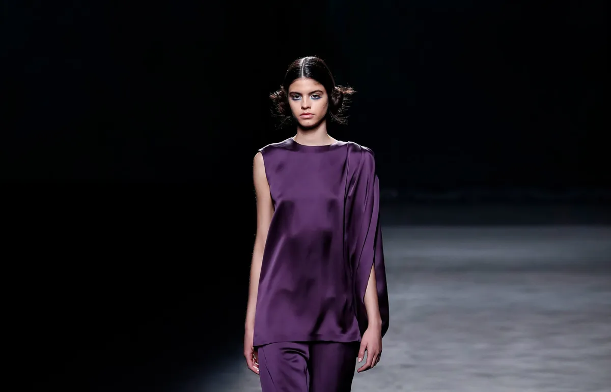 إطلالة مونوكروم باللون البنفسجي من فيلي كامبو Felly Campo