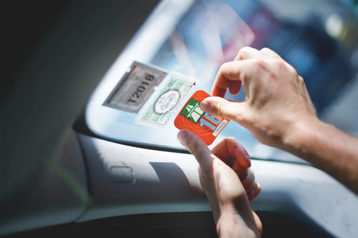 طرق إزالة الملصقات القديمة عن زجاج السيارة في المنزل