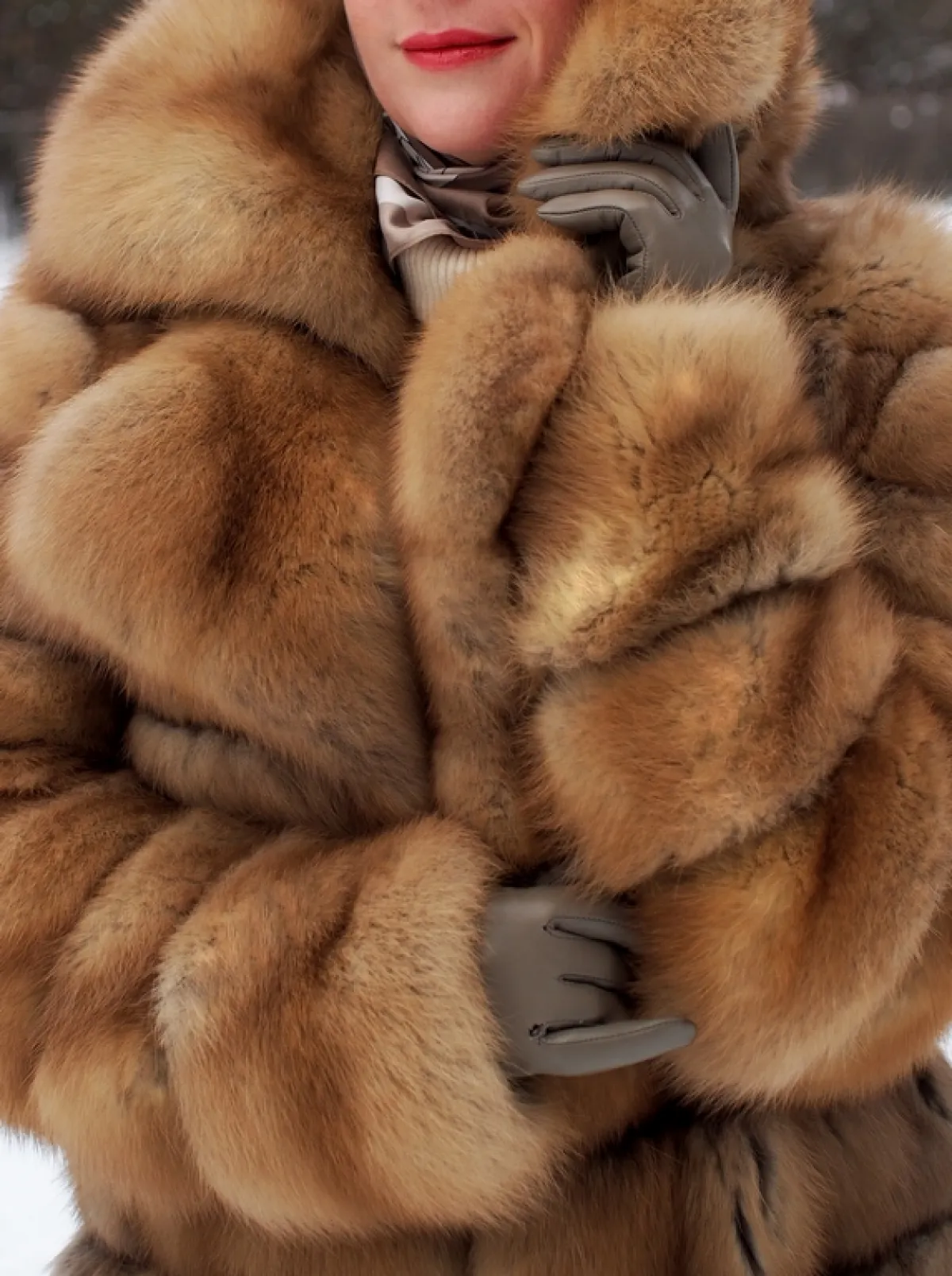 امرأة ترتدي معطفًا مصنوعًا من خامة الفرو