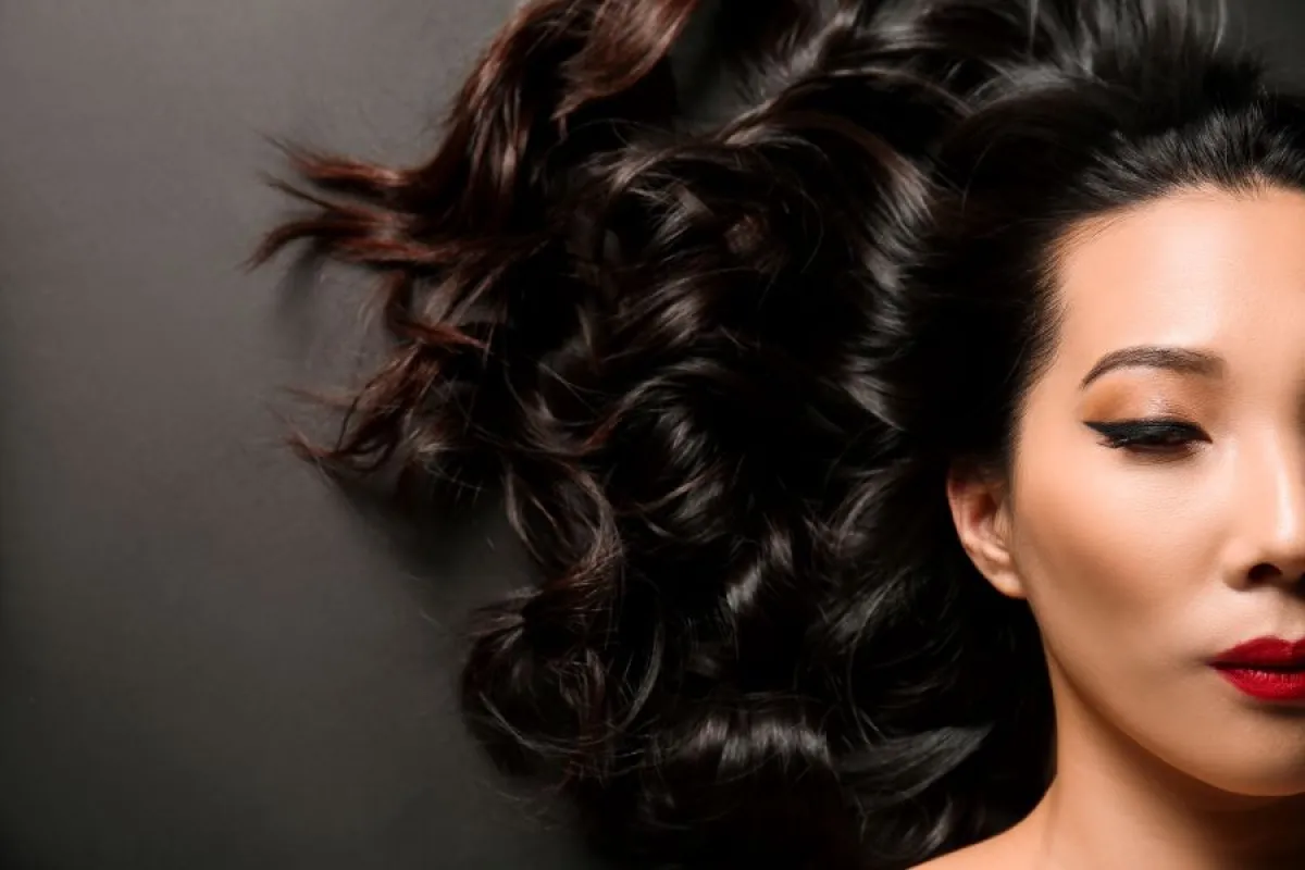 صبغة الشعر الأسود مثالية للبشرة البيضاء والعيون العسلية