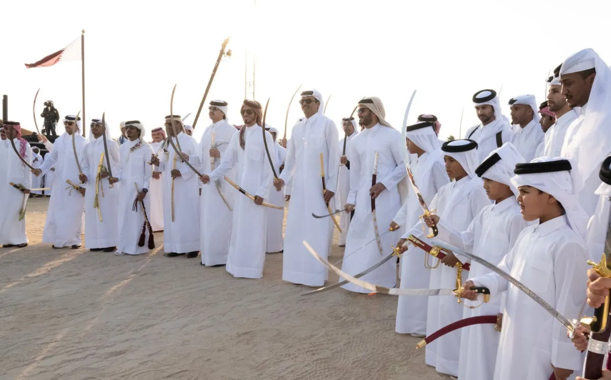 مشاركة ألشيخ تميم بن حمد أمير قطر في العرضة بمناسبة اليوم الوطني القطري