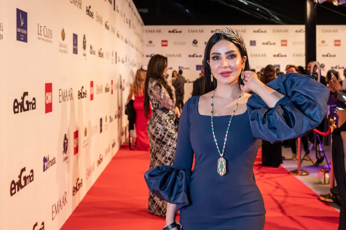 تسريحات شعر لصديقات عروس شتاء 2023