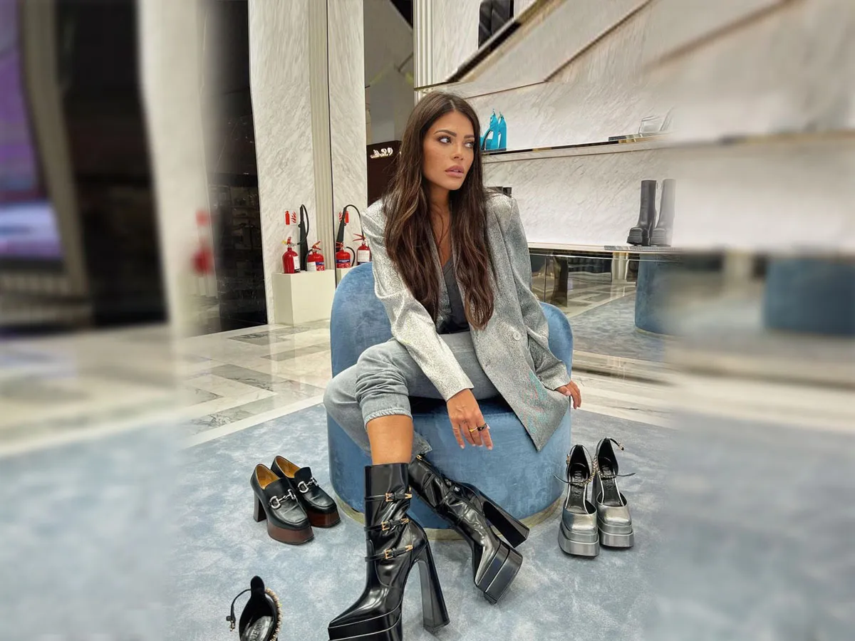 ليدي فوزازا تجرب الأحذية العالية 