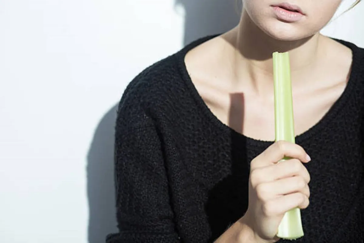 صورة لمراهقة تخاف من تناول الطعام