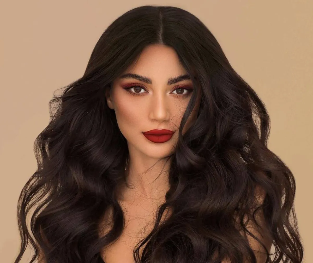 مكياج موحد باللون الأحمر