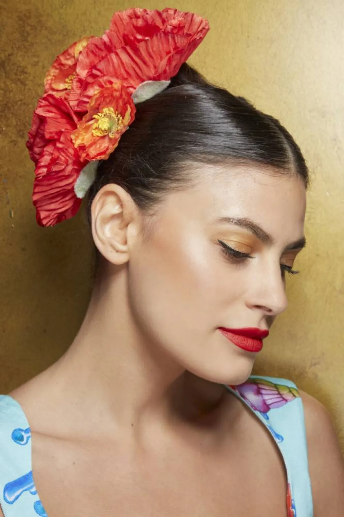 صور مكياج عيون ذهبي ناعم