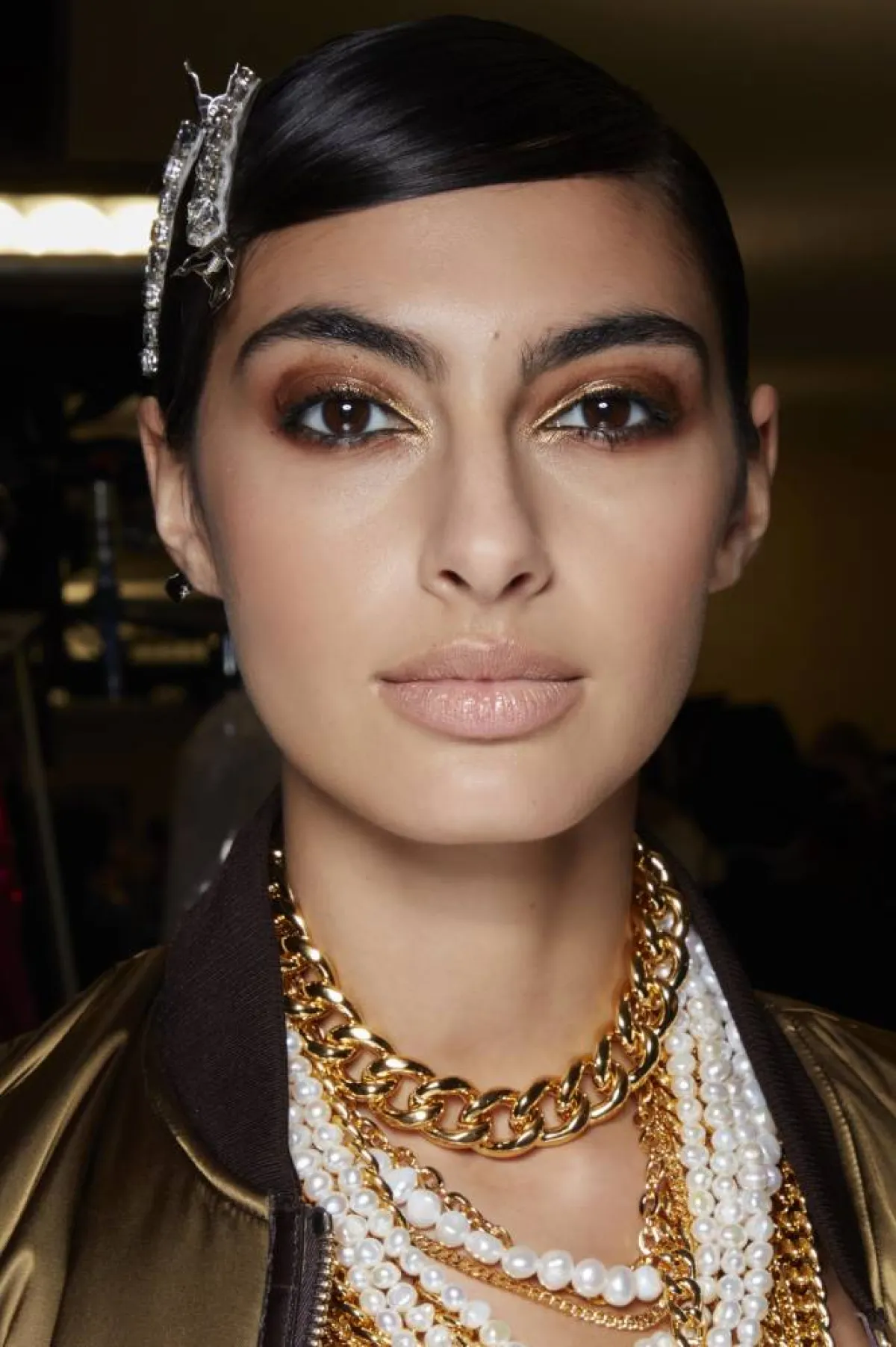 مكياج عيون باللون الذهبي