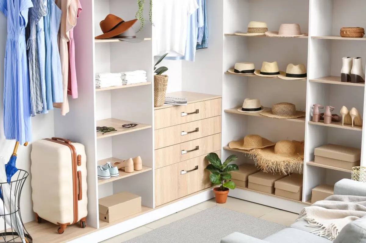 حلّ مشكلة الرطوبة، التي تهاجم خزانة الملابس