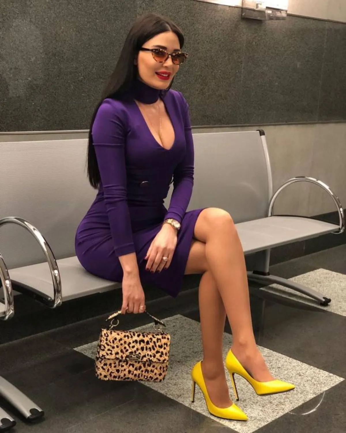 سيرين عبد النور بحذاء سهرة باللون الأصفر 