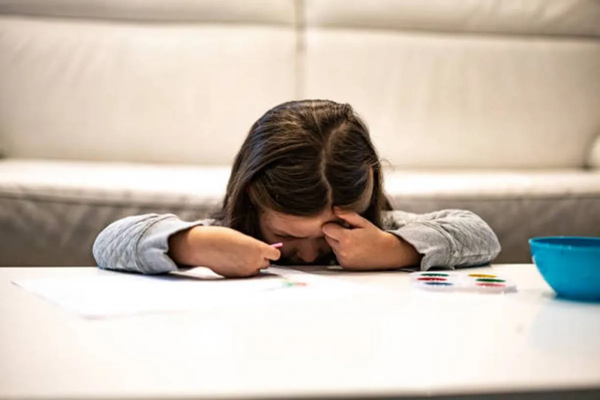 صورة لطفلة لديها مشكلة في النظر