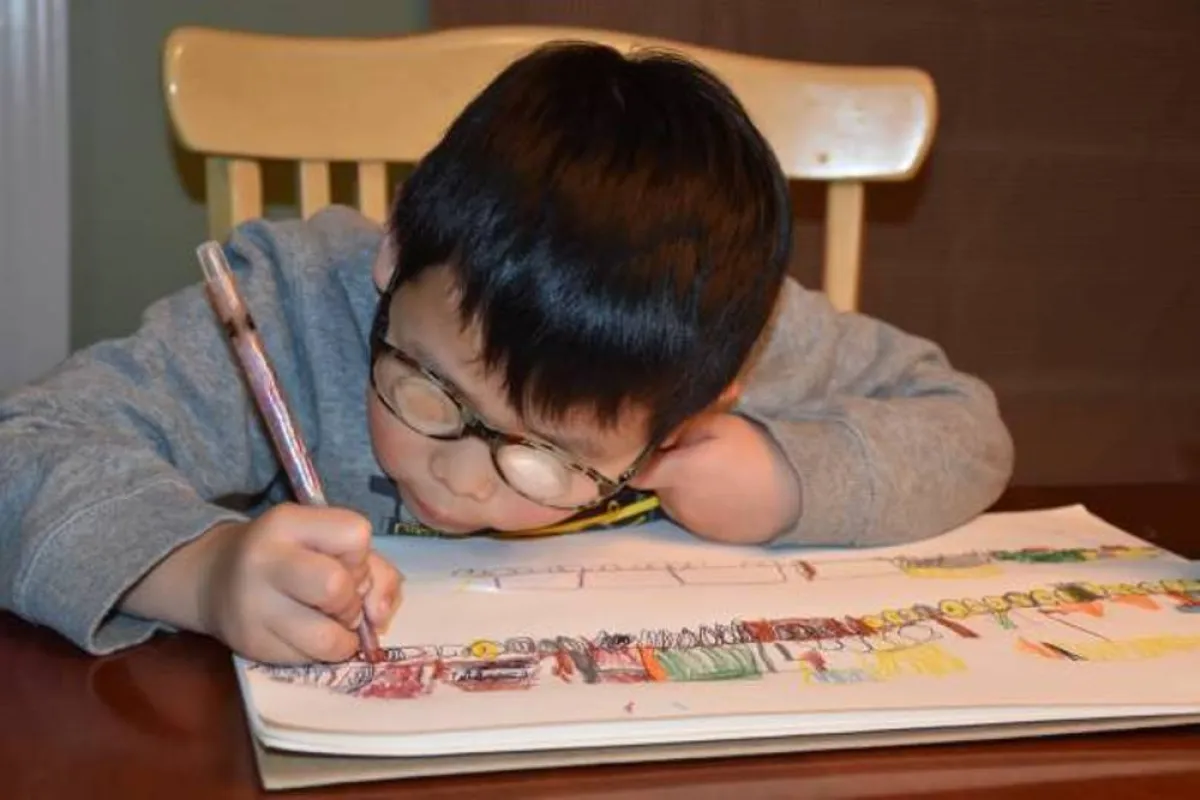 صورة لطفل لديه مشكلة في نظره تؤثر على تعلمه