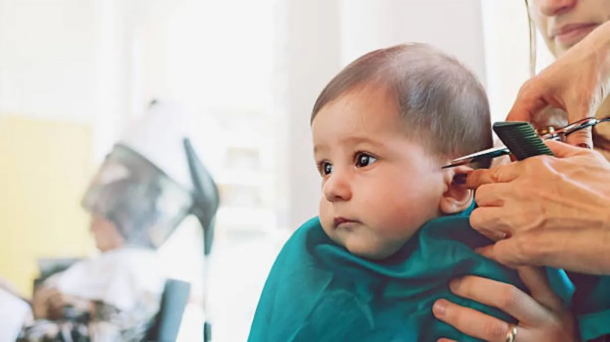 صورة لأم تقص شعر طفلها