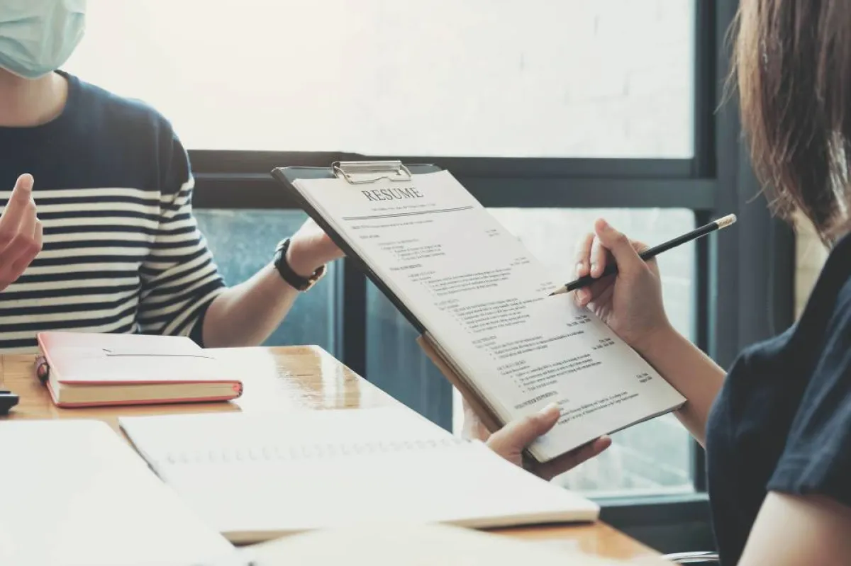 على قسم الموارد البشريّة الاحتفاظ بسجلات العمل