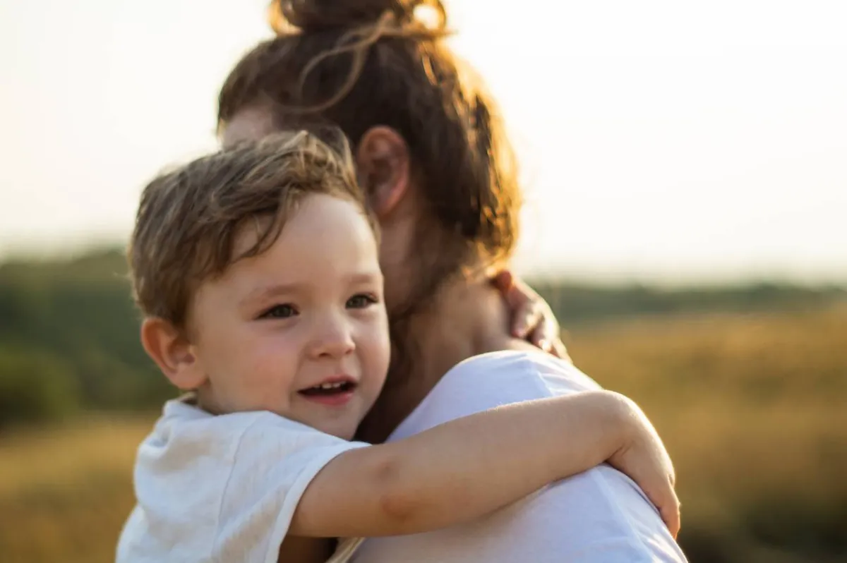 صورة لأم تضم ابنها