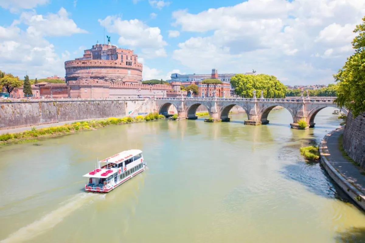 قارب سياحي في نهر التيبر  