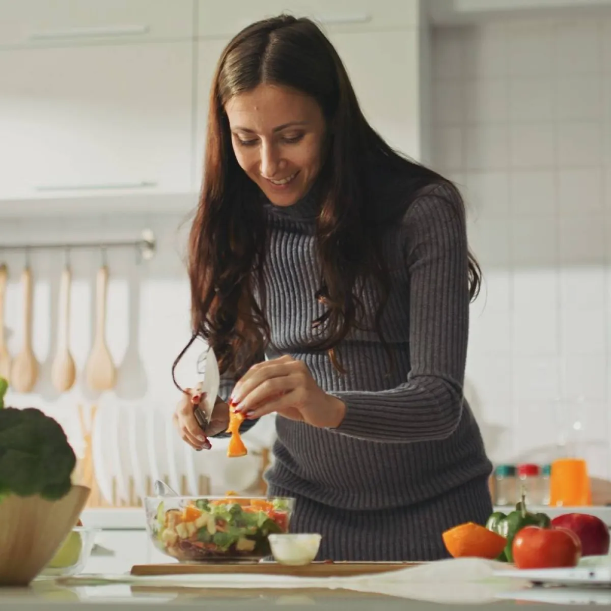 صورة لحامل بالمطبخ