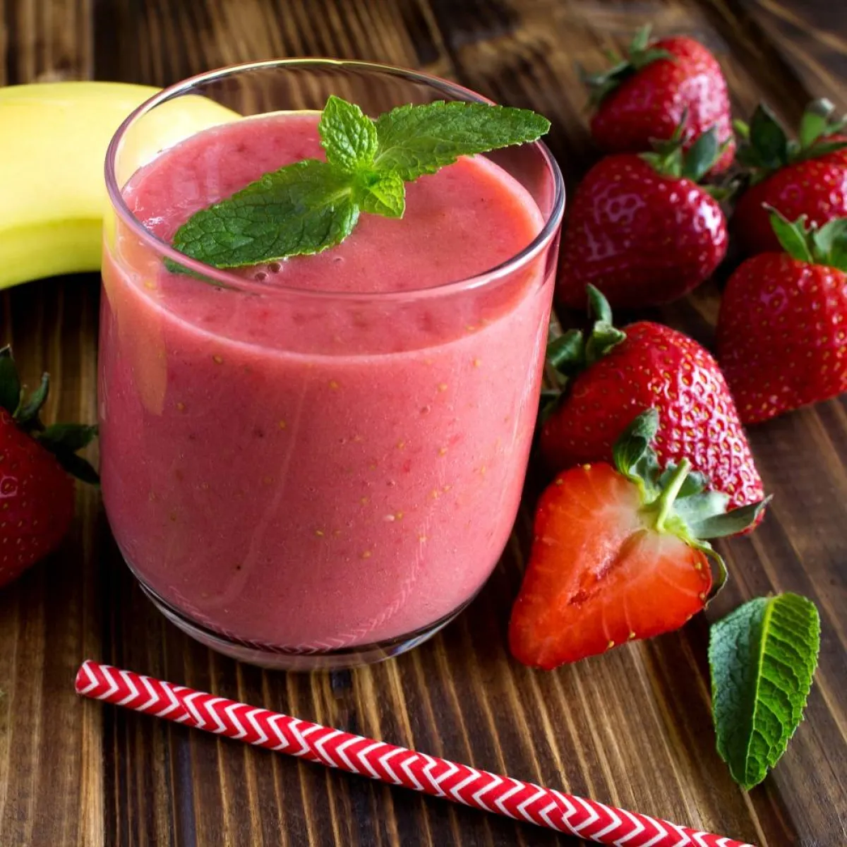 صورة تحوي كوب من عصير الفراولة