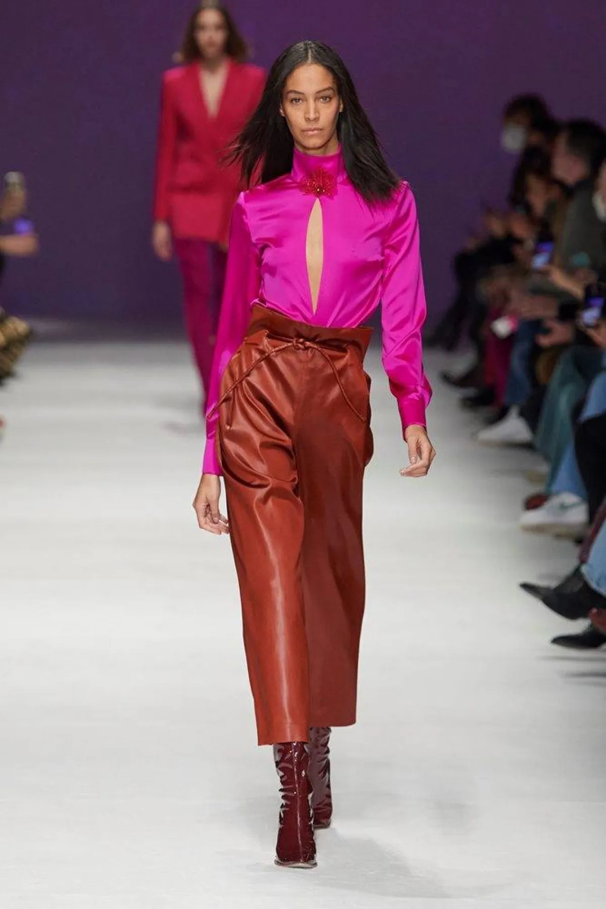 طرق تنسيق البنطلون الجلد من جيني Genny