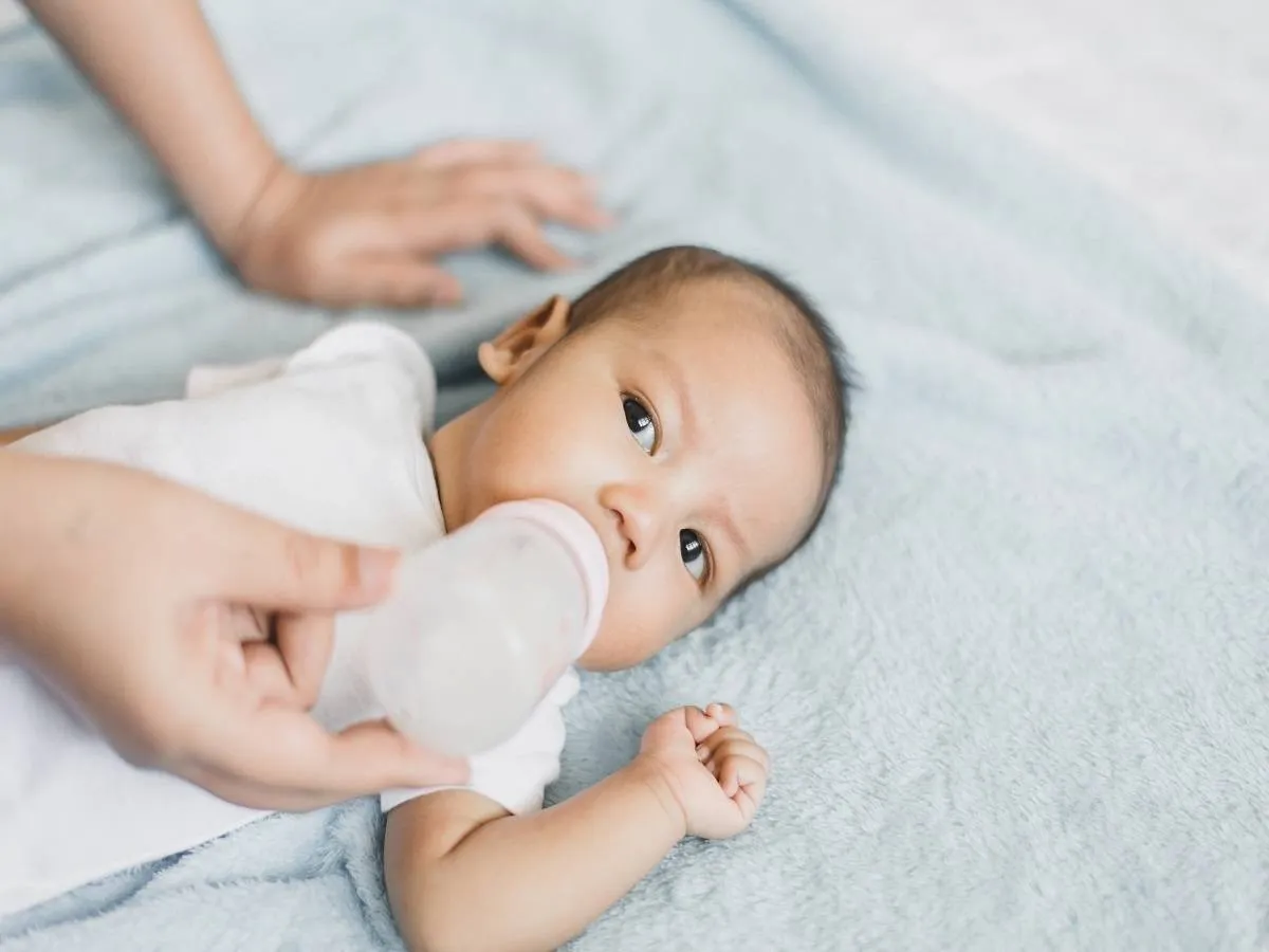 صورة لطفل يرضع الحليب