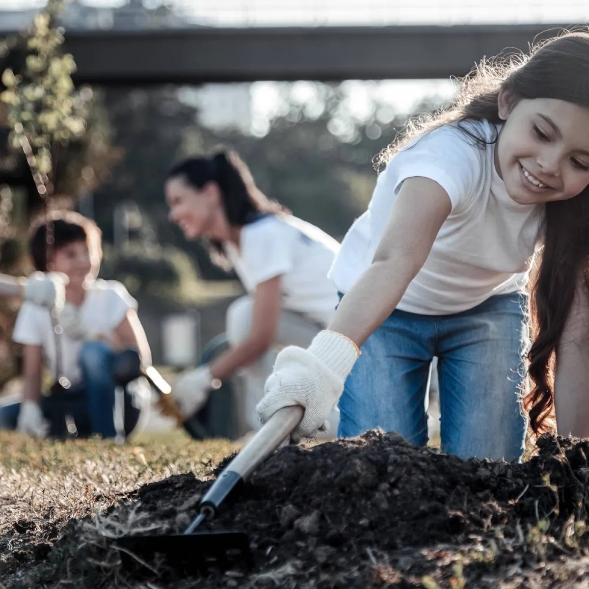 صورة لطفلة تلعب خارج المنزل