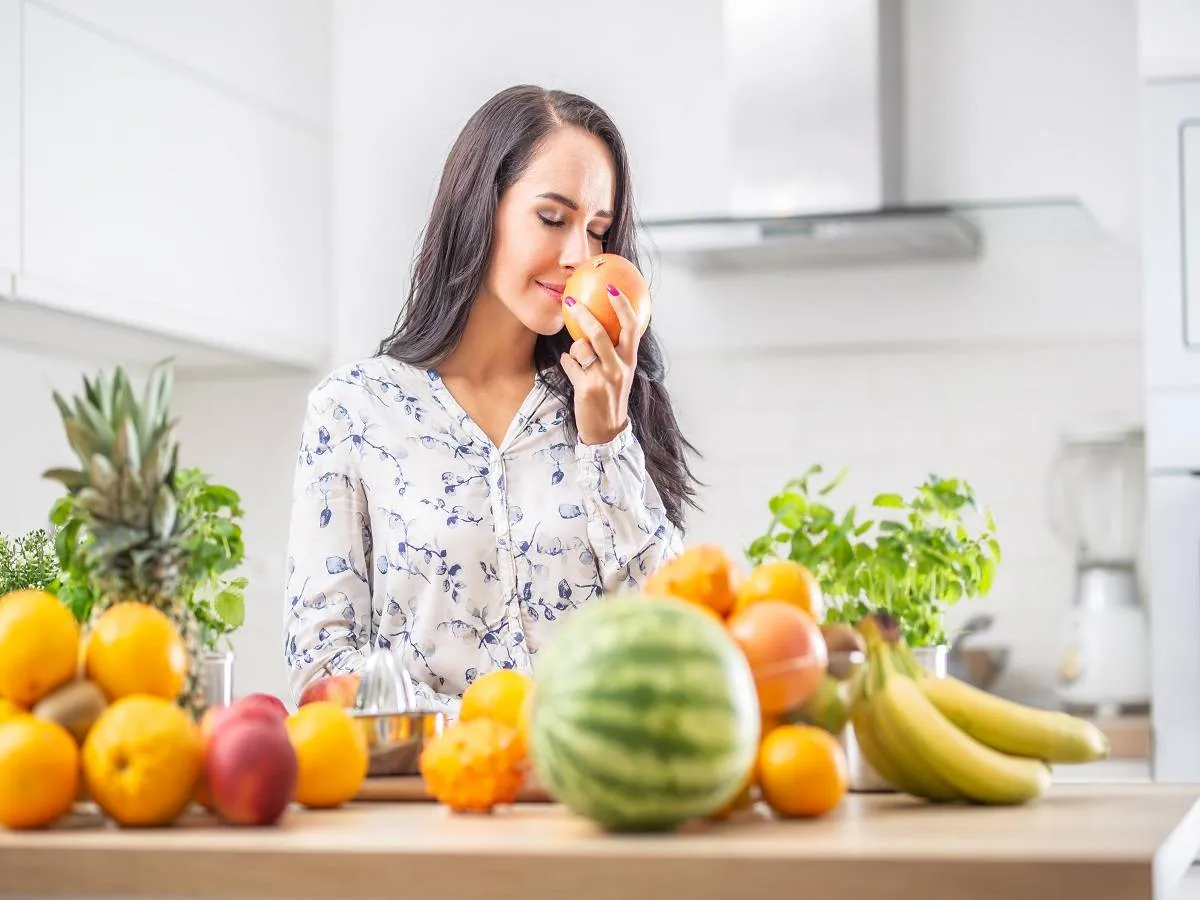 صورة لامرأة تتناول جريب فروت