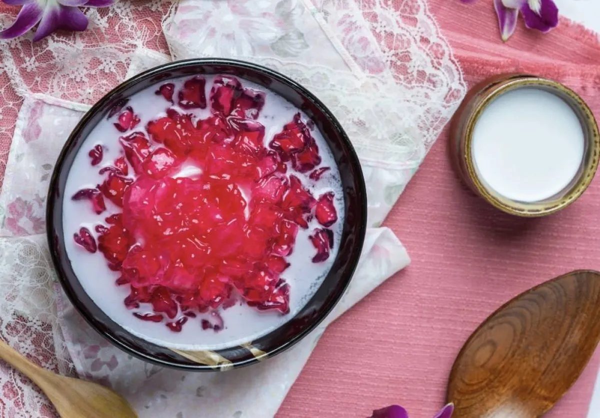 فوائد ماسك الكركدية والنشا للبشرة الدهنية