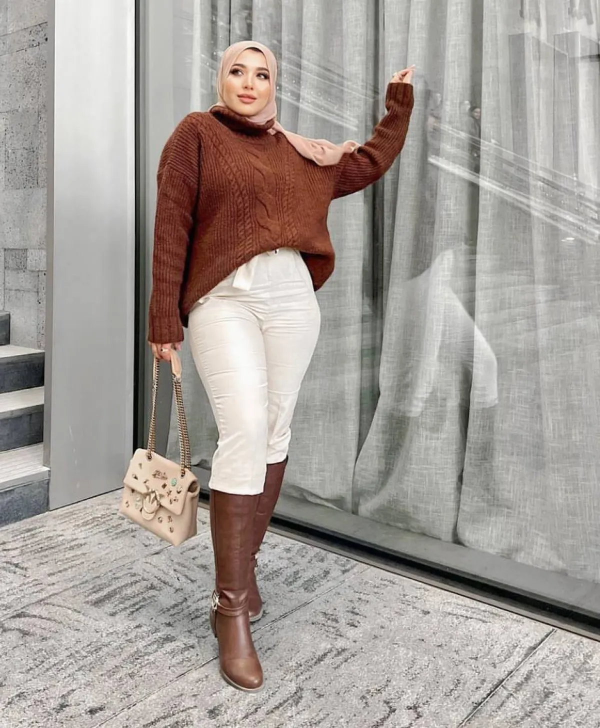 حنان الحكيم باطلالة الالوان الحيادية