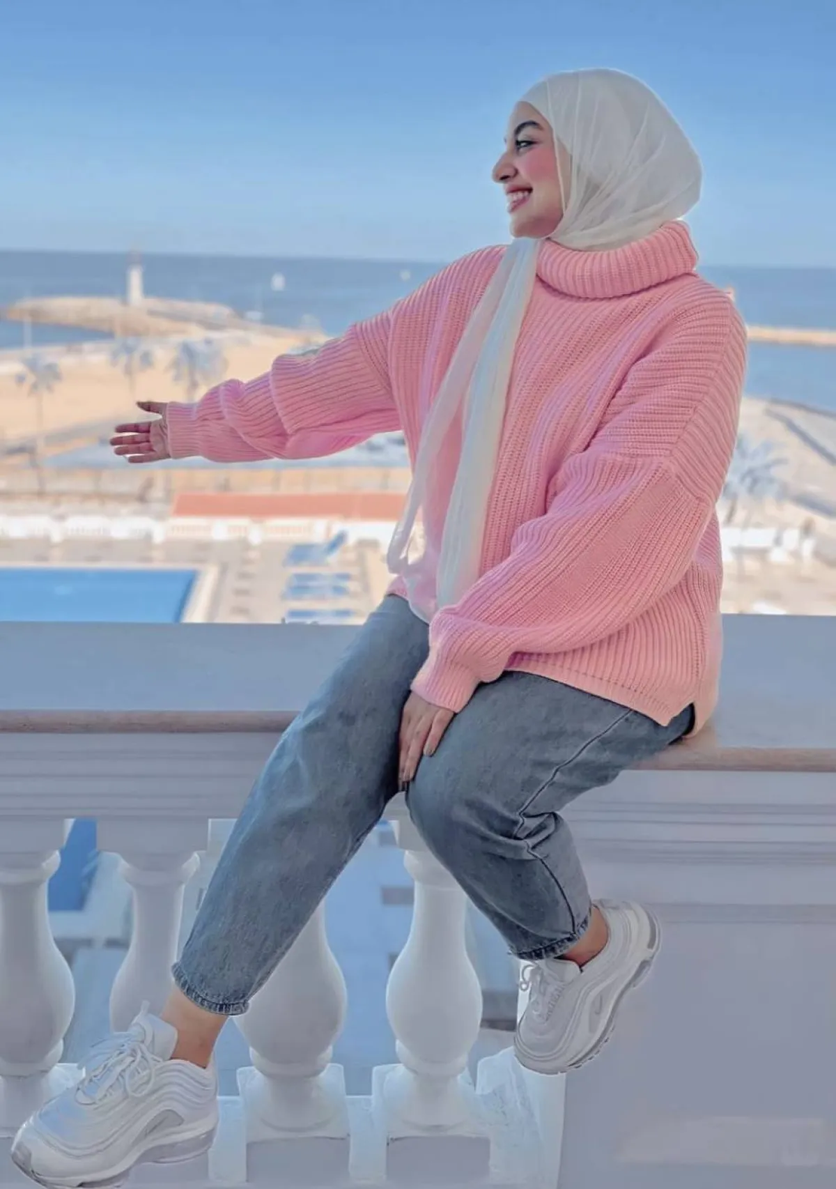 نادية الخولي بالكنزة مع الجينز