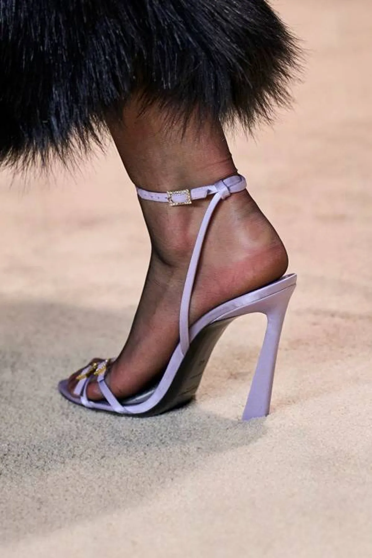 الصندل من عروض خريف وشتاء 2022- 2023 من سان لوران Saint Laurent