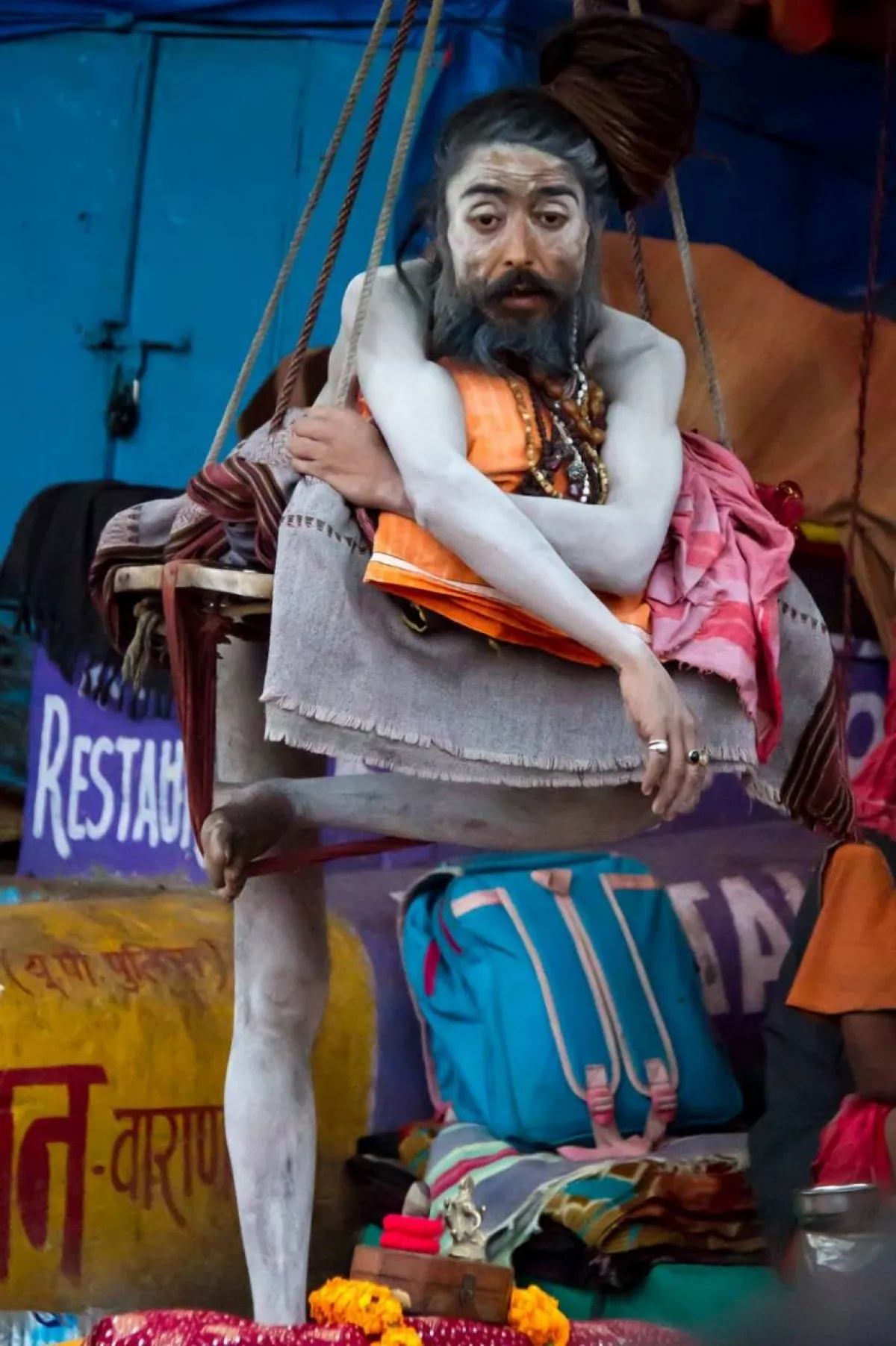 هندي يقضي 12 عاماً واقفاً على قدميه