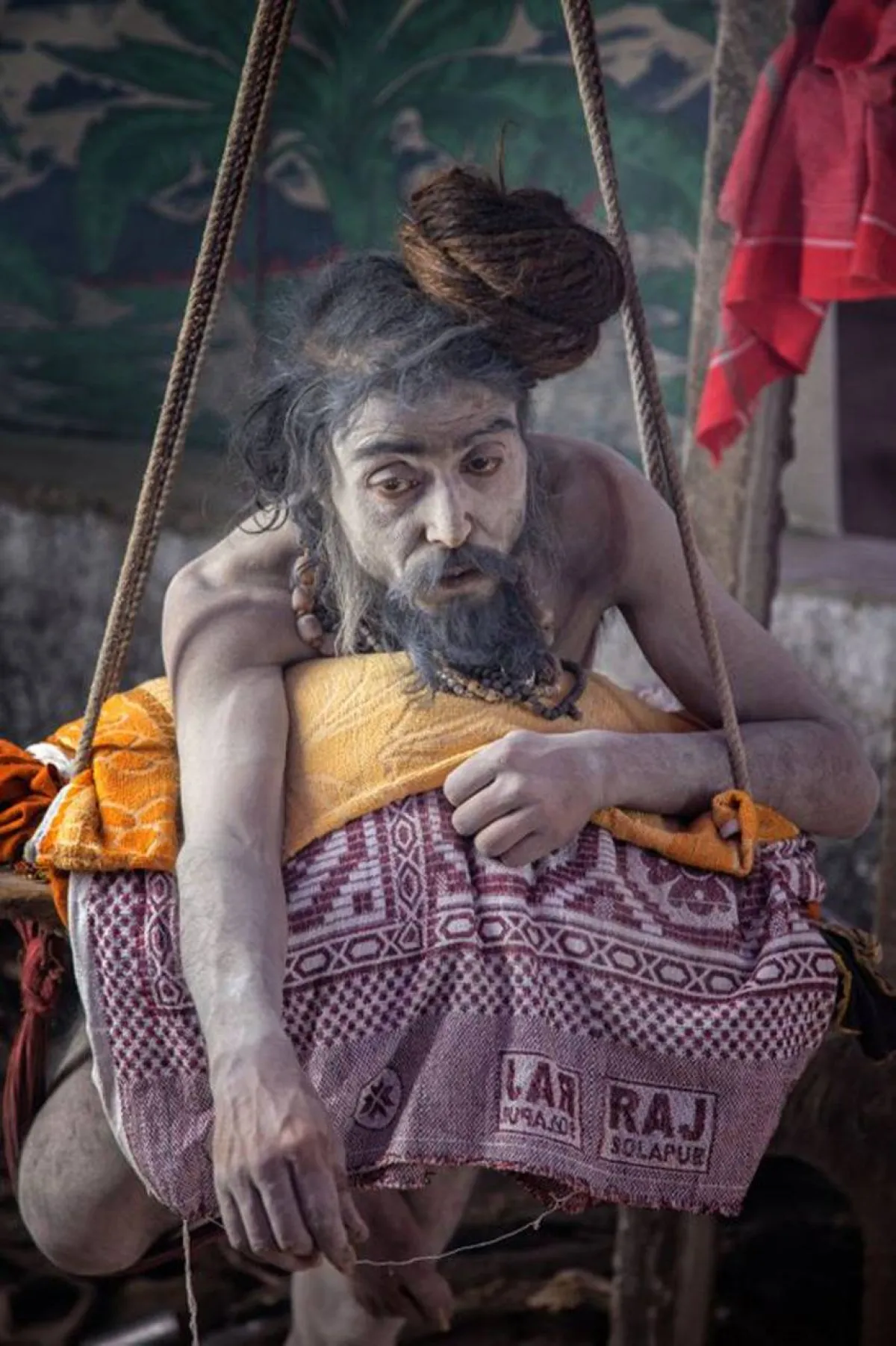 هندي يقضي 12 عاماً واقفاً على قدميه