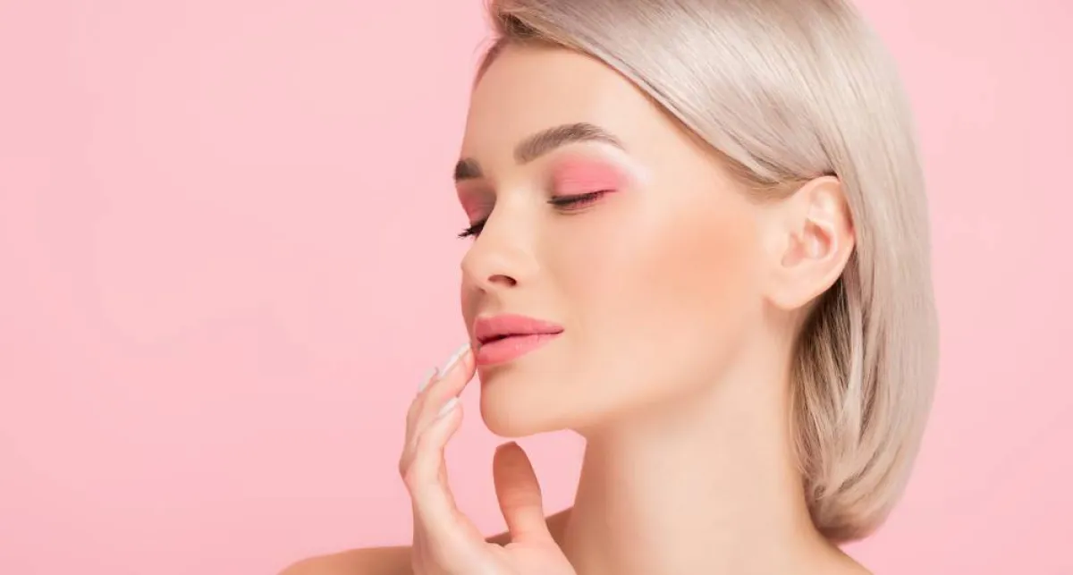 مكياج للبشرة يخفي السواد حول الفم
