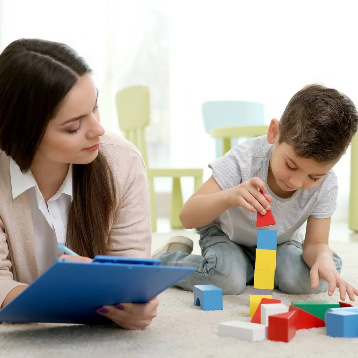 صورة لأم وطفلها يلعبان