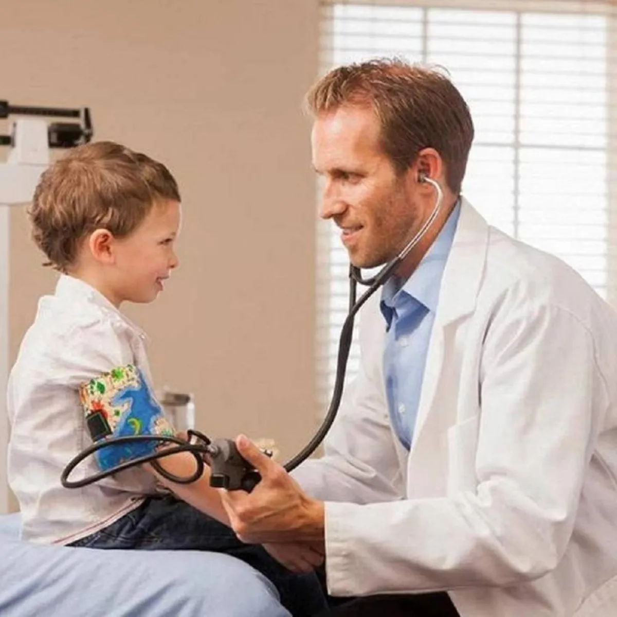 صورة لطبيب يعالج طفل صغير