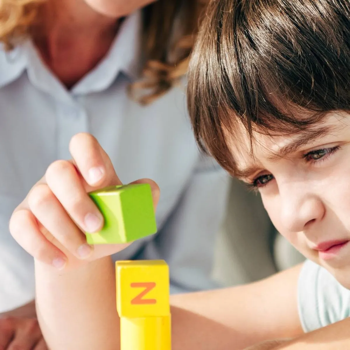 صورة لطفل يعالج باللعب