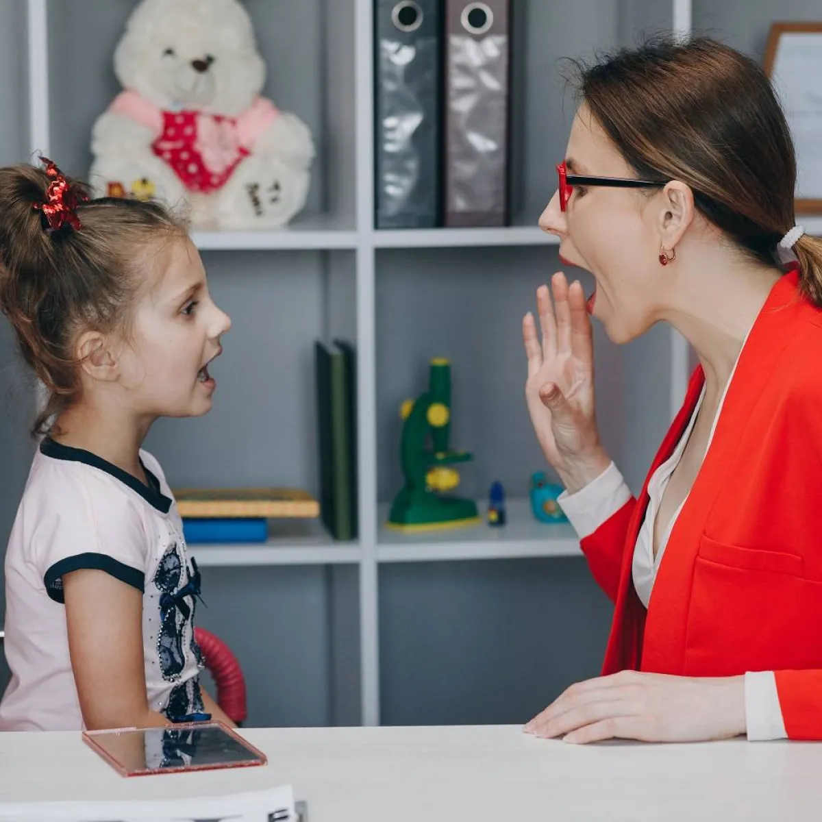 صورة لطفلة ومدربة اللغة