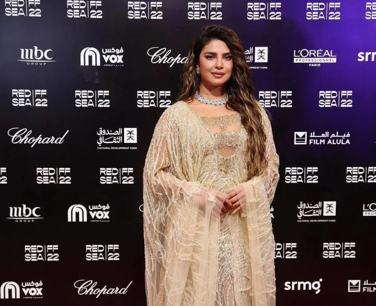 اطلالات موفقة للنجمات في افتتاح مهرجات البحر الأحمر الدولي