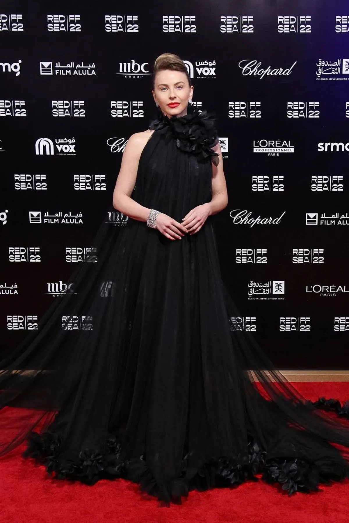 جوليان هوغ بتصميم من طوني ورد