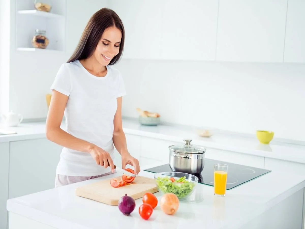 صورة لامرأة تحضر الطعام 