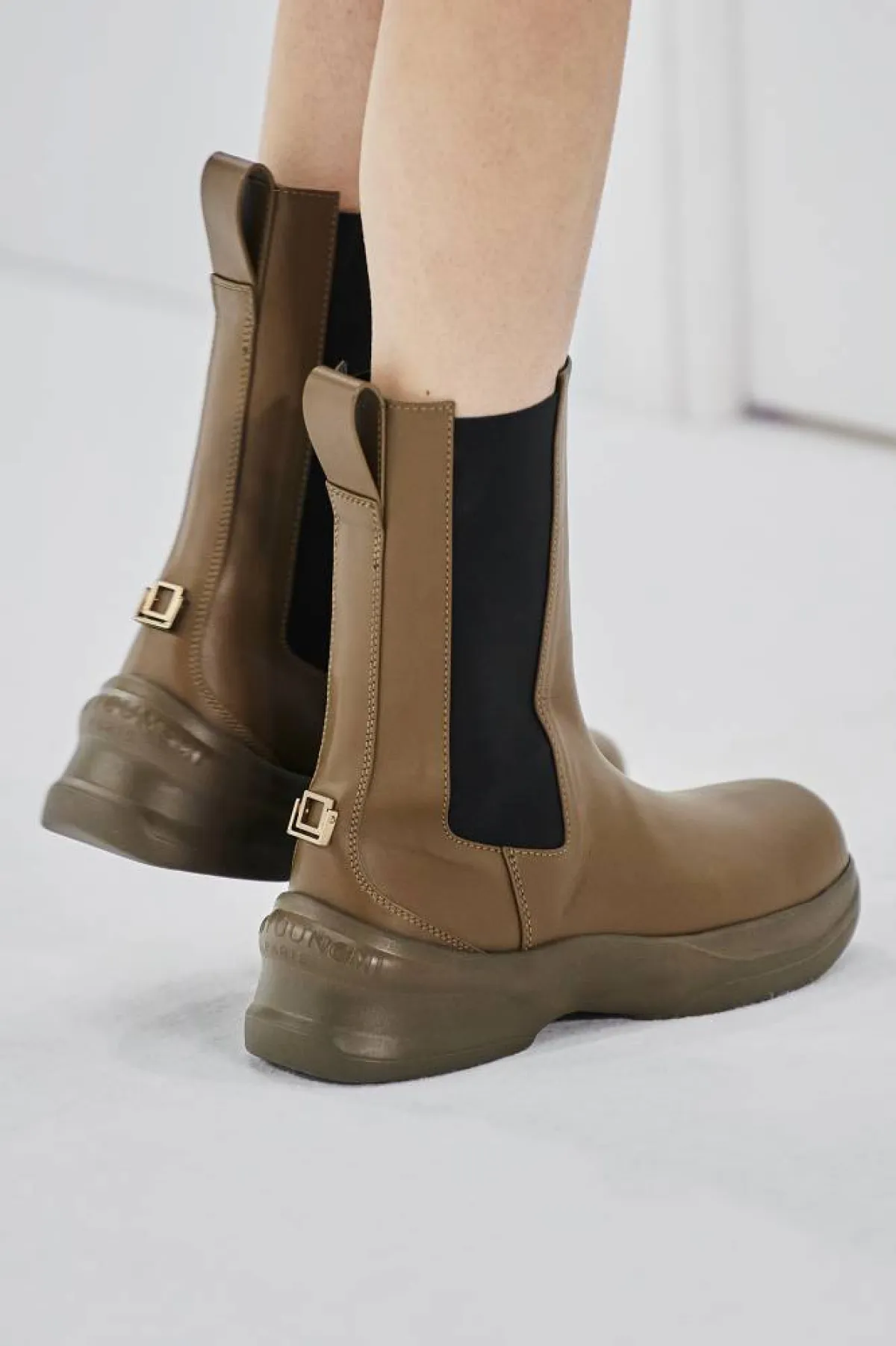 جزمة شتوية لإطلالة دافئة من يويونغمي Wooyoungmi