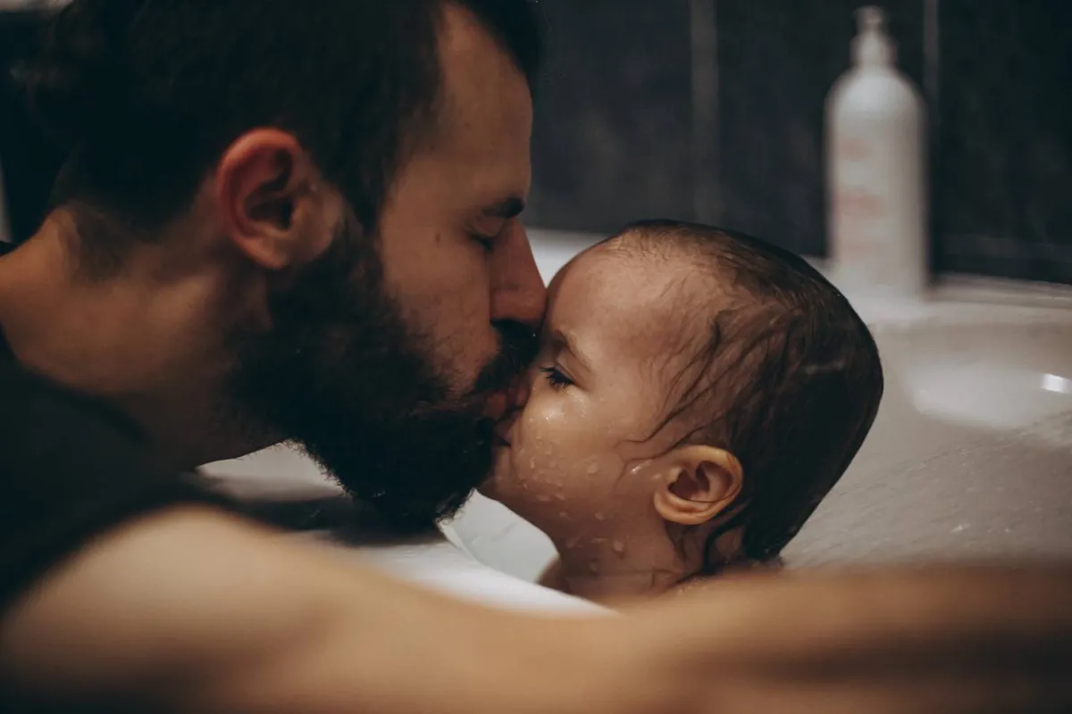 صورة لأب يقبل ابنه